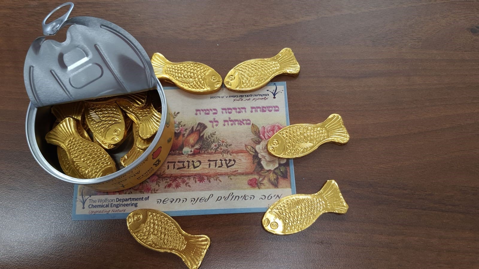 שלא כמו בכל שנה, בה אנחנו מתאספים להרמת כוסית,החלטנו לרגש את חברי הפקולטה להנדסה כימית בתשורה קטנה עם ברכות לשנה החדשה , במשרדם. שתהיה לכולנו שנה בריאה, טובה ומאתגרת רק מהסיבות הנכונות.